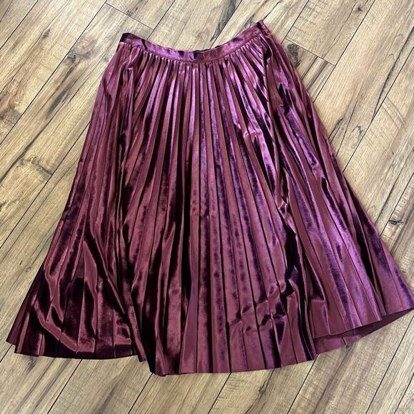 Banana Republic size 6 maroon velvet pleated skirt - Picture 1 of 3